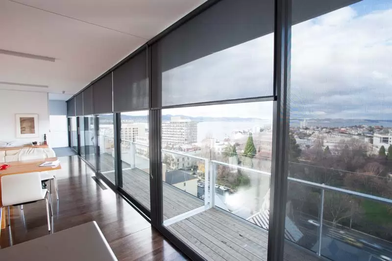 پرده شید برای بالکن شیشه ای