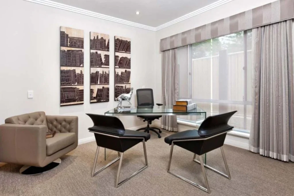 ترکیب پرده با مبلمان و میز اداری