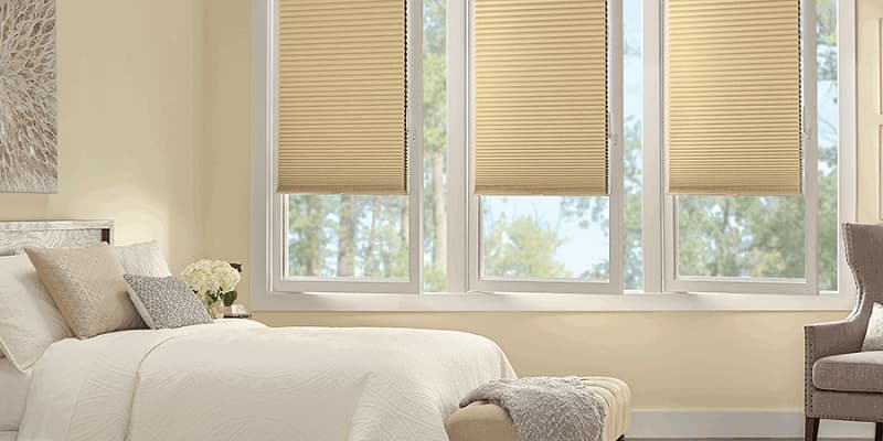 پرده پلیسه پشت پنجره ای