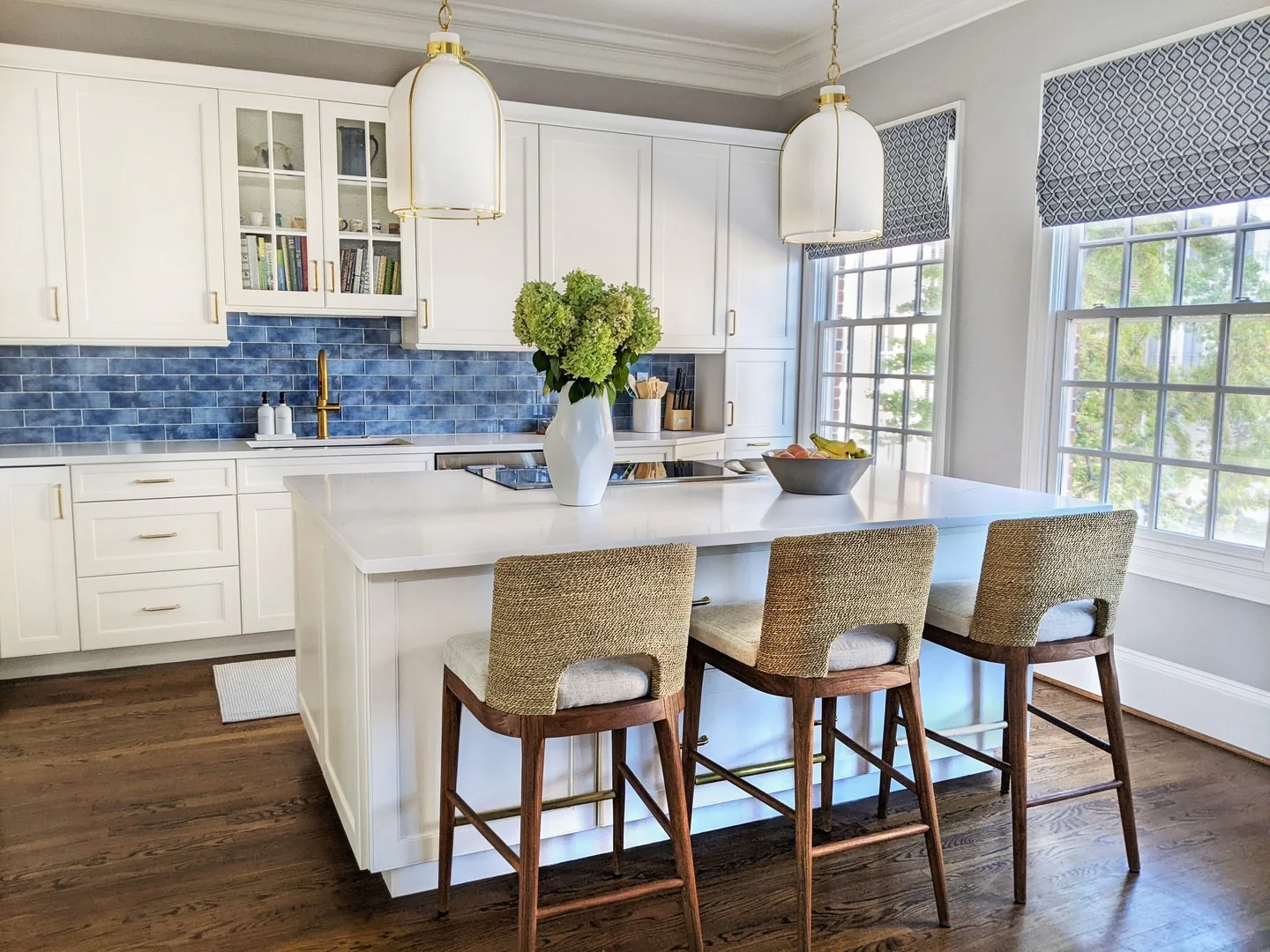 آشپزخانه سفید روشن با پرده شید هندسی ظریف