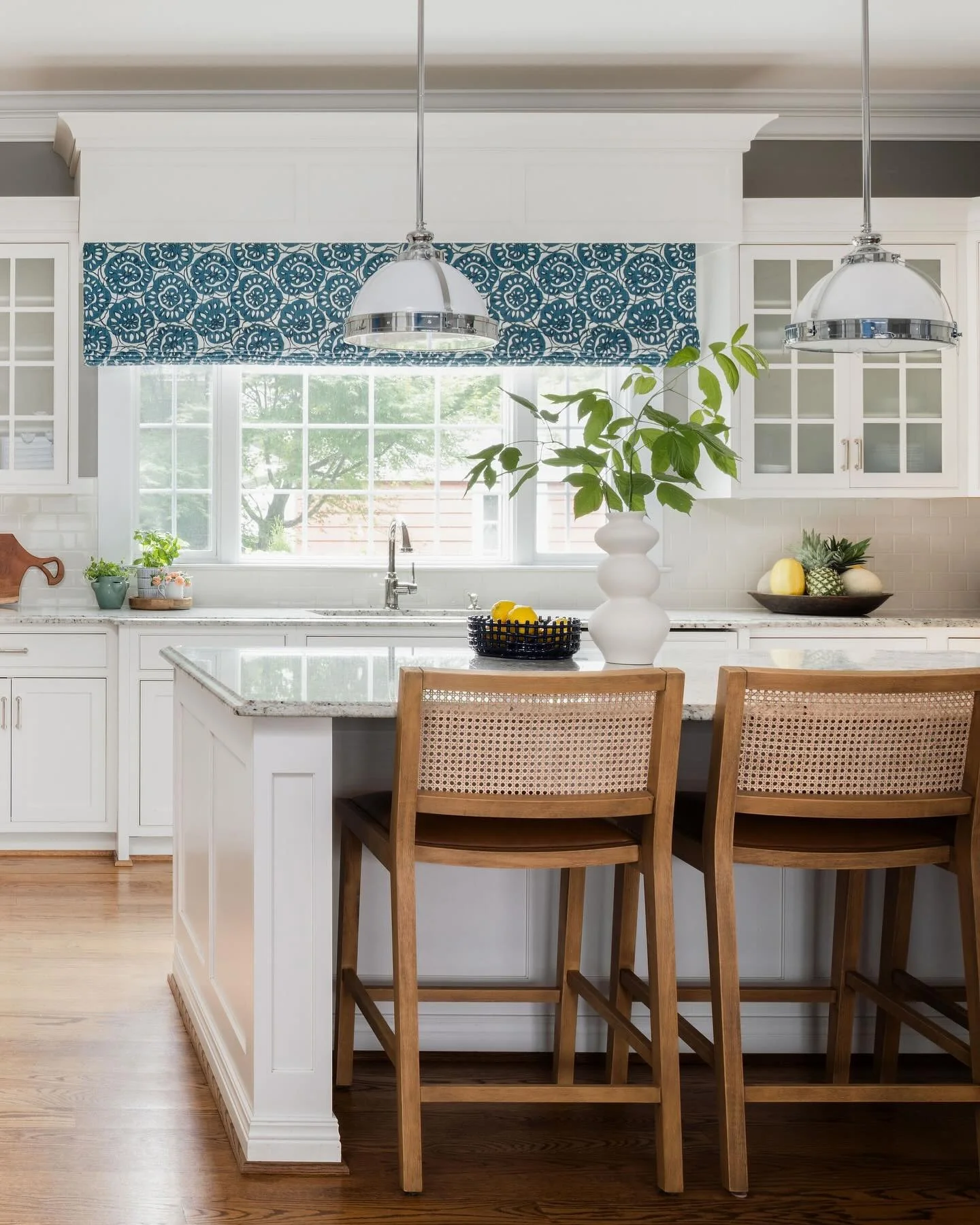 آشپزخانه سفید کلاسیک با پرده والان طرح‌ دار