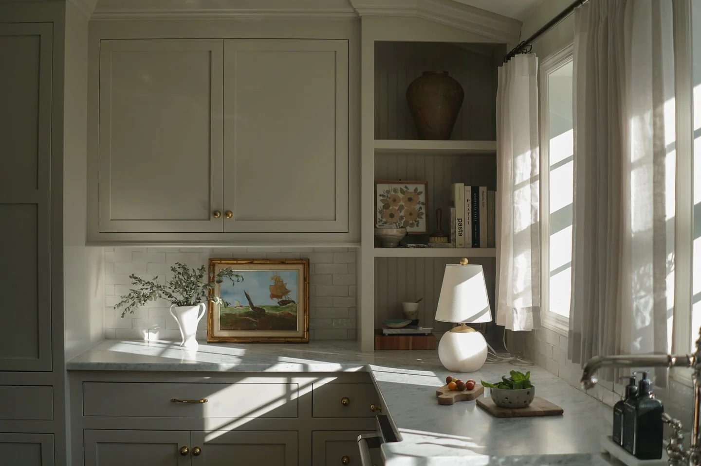 آشپزخانه طوسی‌ ملایم با پرده‌ نازک لینن