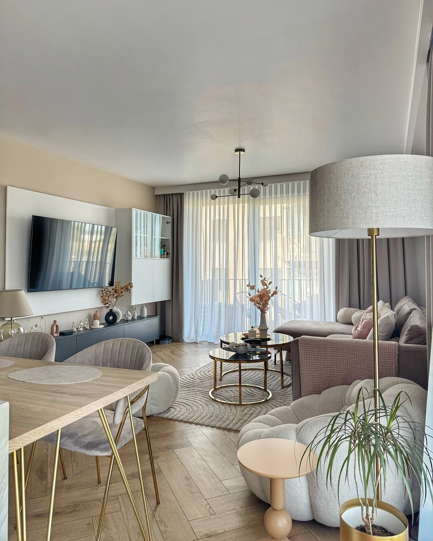 اتاق نشیمن طوسی و بژ شیک مدرن با ته‌ رنگ طلایی