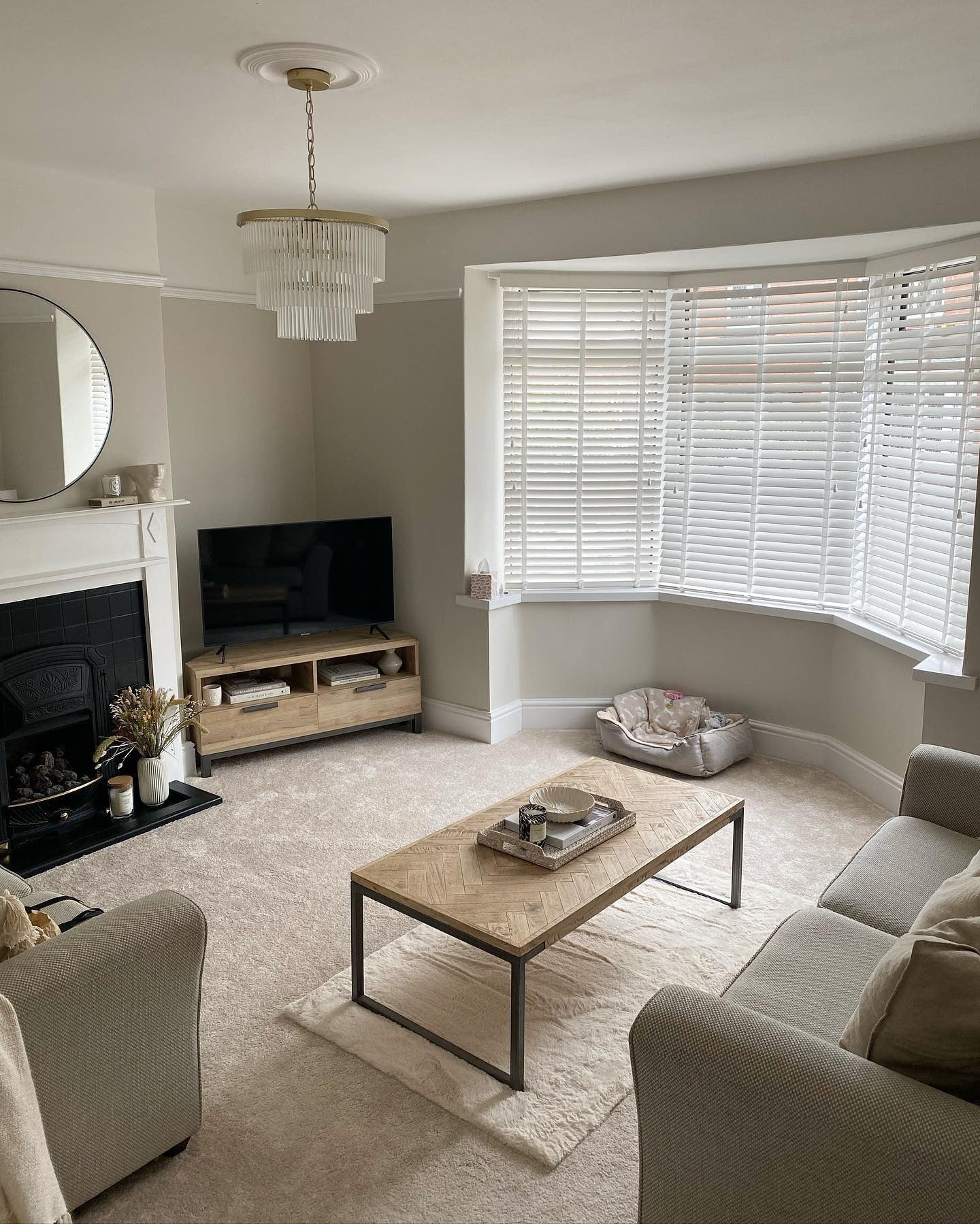 اتاق نشیمن طوسی و بژ؛ سادگی ظریف با خنثی‌های ملایم