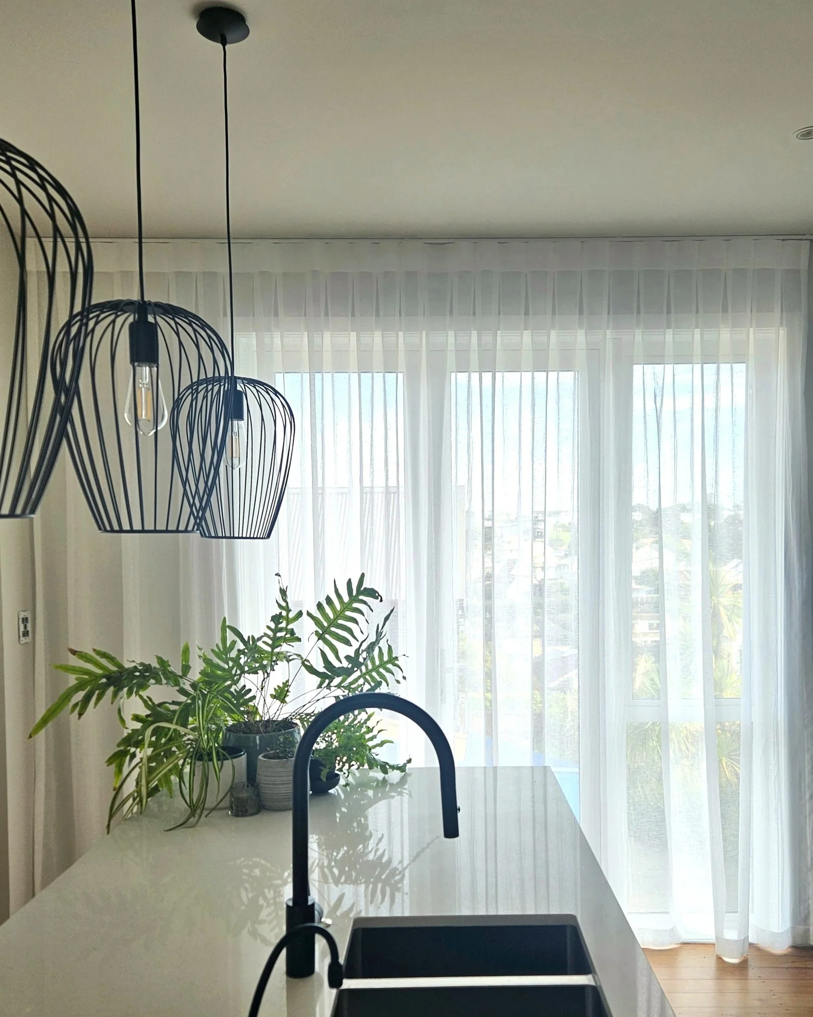 ایده پرده آشپزخانه روشن؛ پرده‌های نازک از کف تا سقف