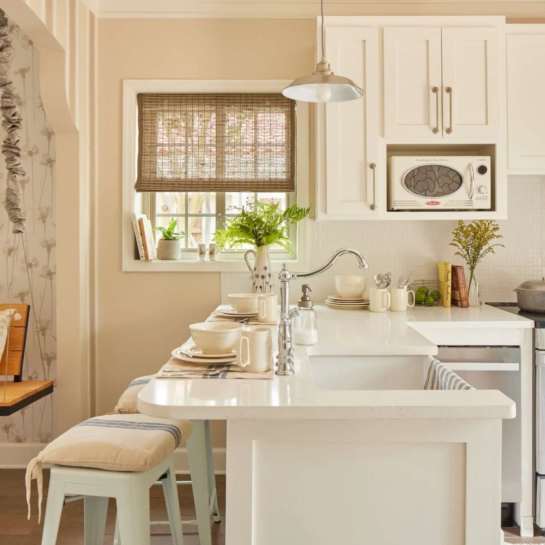 ایده پرده آشپزخانه گرم با شیدهای رومی بافت‌ دار