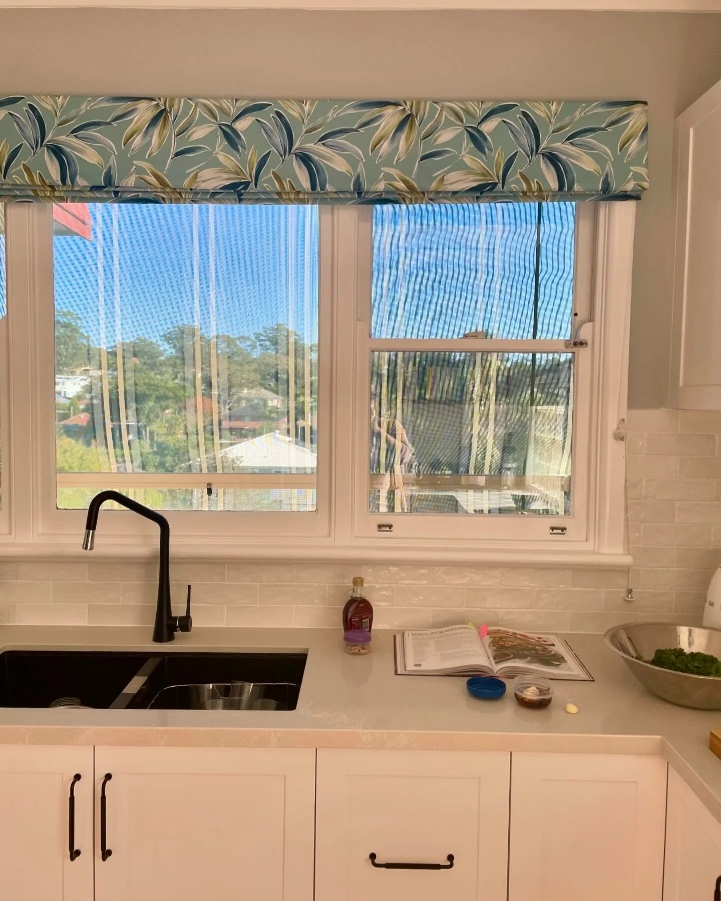 حس گرمسیری با ایده پرده آشپزخانه والان طرح‌ دار