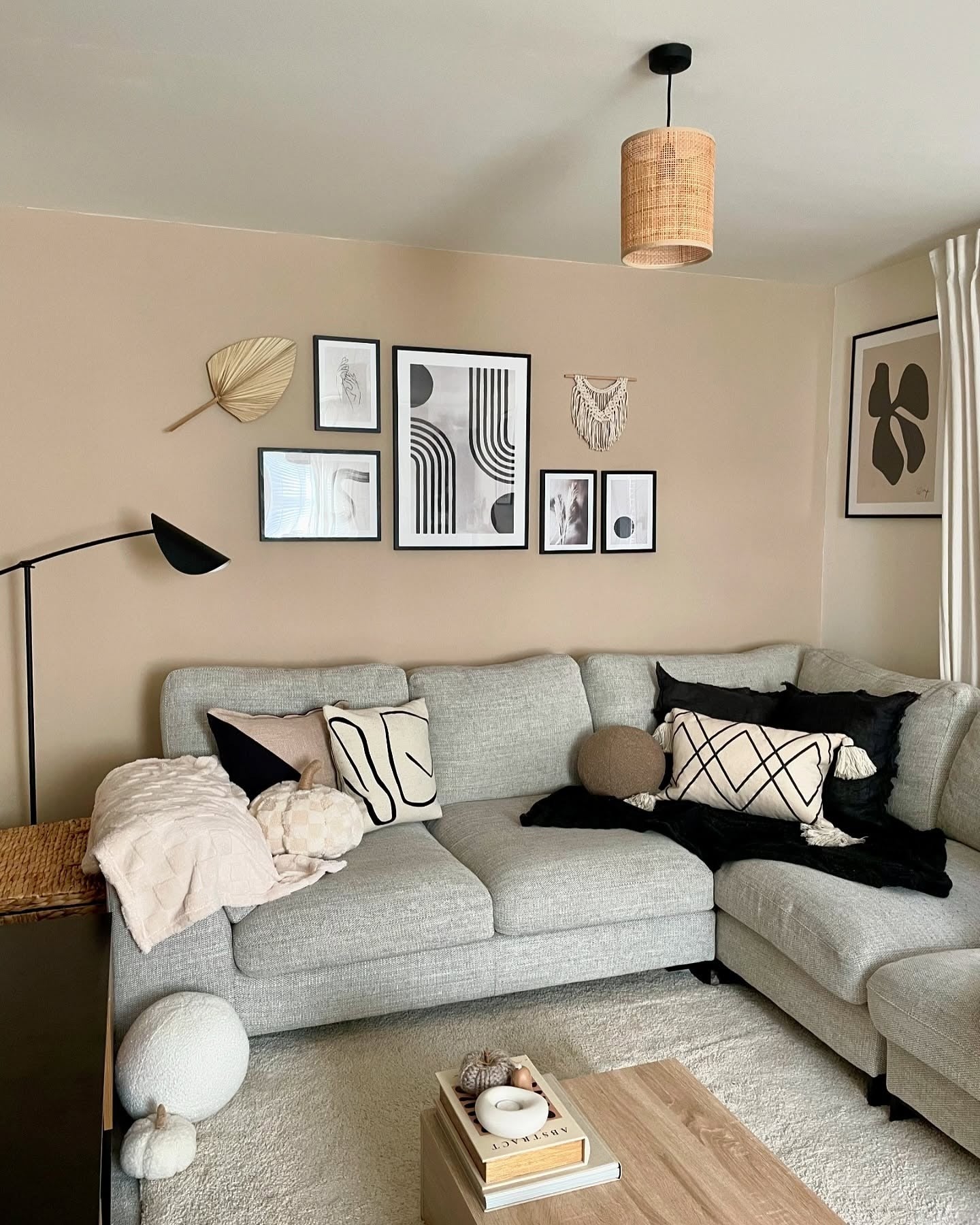 خنثی‌های هنری با دیوارهای بژ گرم