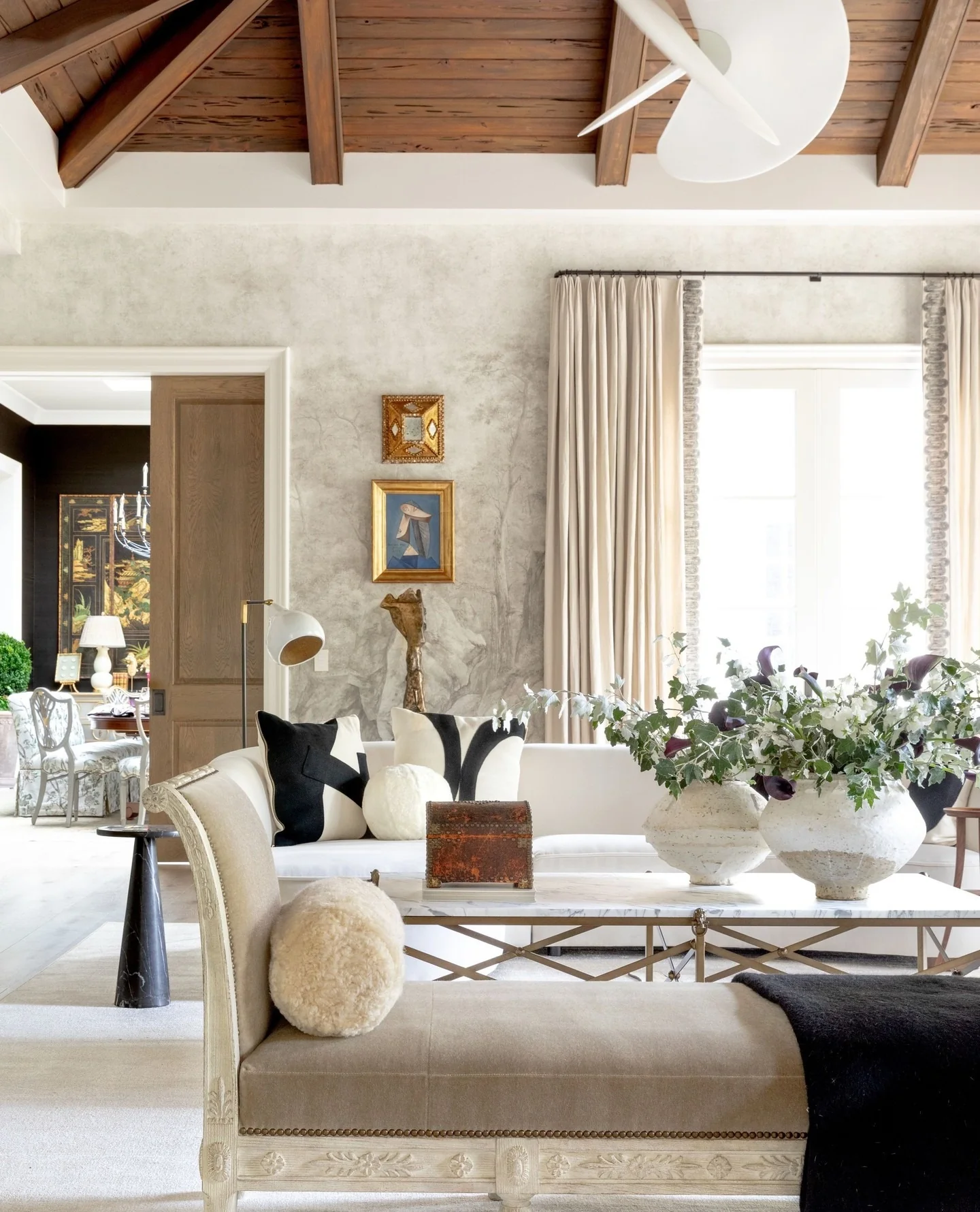 دکوراسیون اتاق نشیمن طوسی و بژ - ظرافیت روستیک