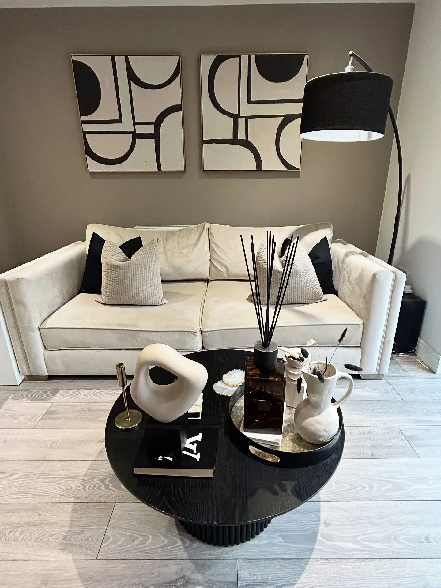 دکوراسیون اتاق نشیمن؛ تضاد تک‌رنگ با گرمای بژ