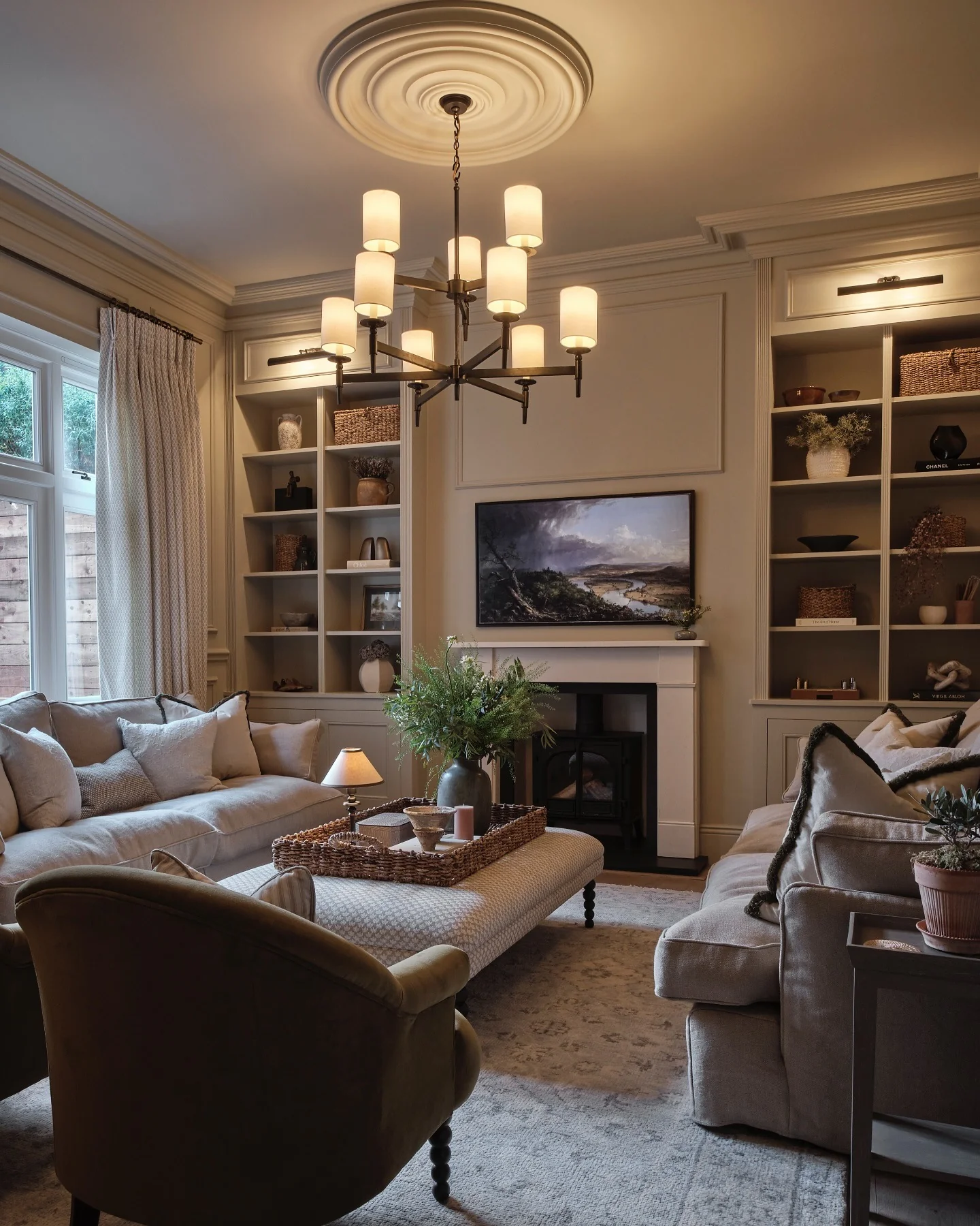 راحتی کلاسیک با تن‌های خاکی خاکستری و ذغالی