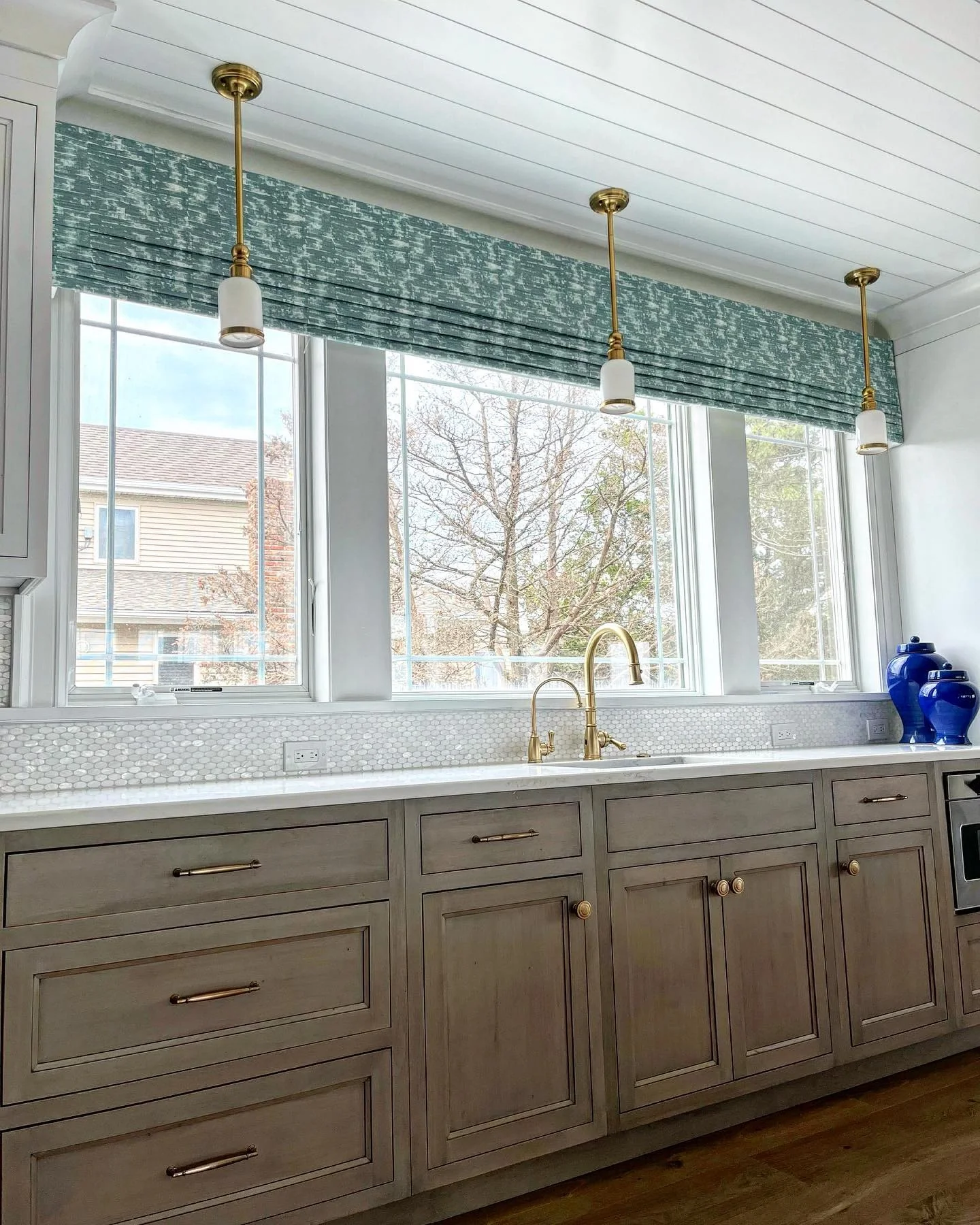 سبک ترنزیشنال در آشپزخانه با پرده شید رومی بافت‌دار