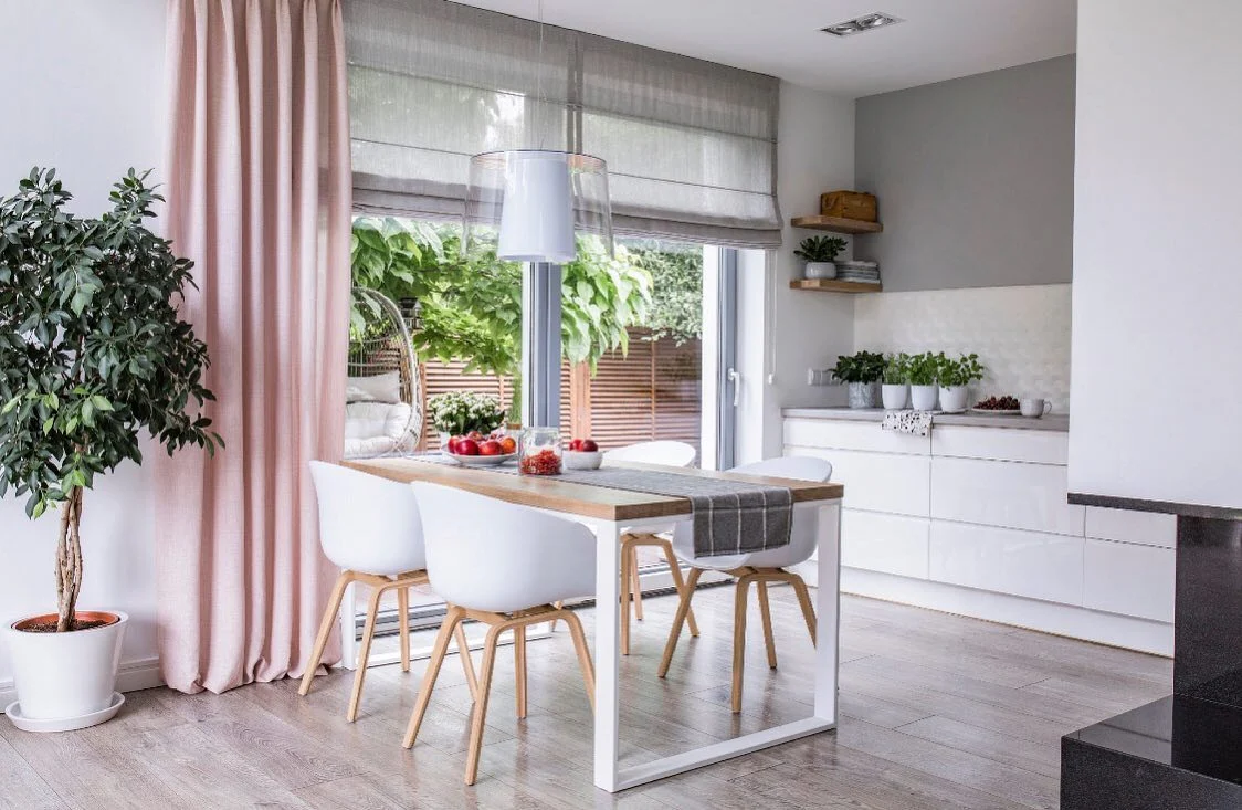 کنتراست بازیگوش در آشپزخانه با پرده‌ صورتی و شیدهای رومی