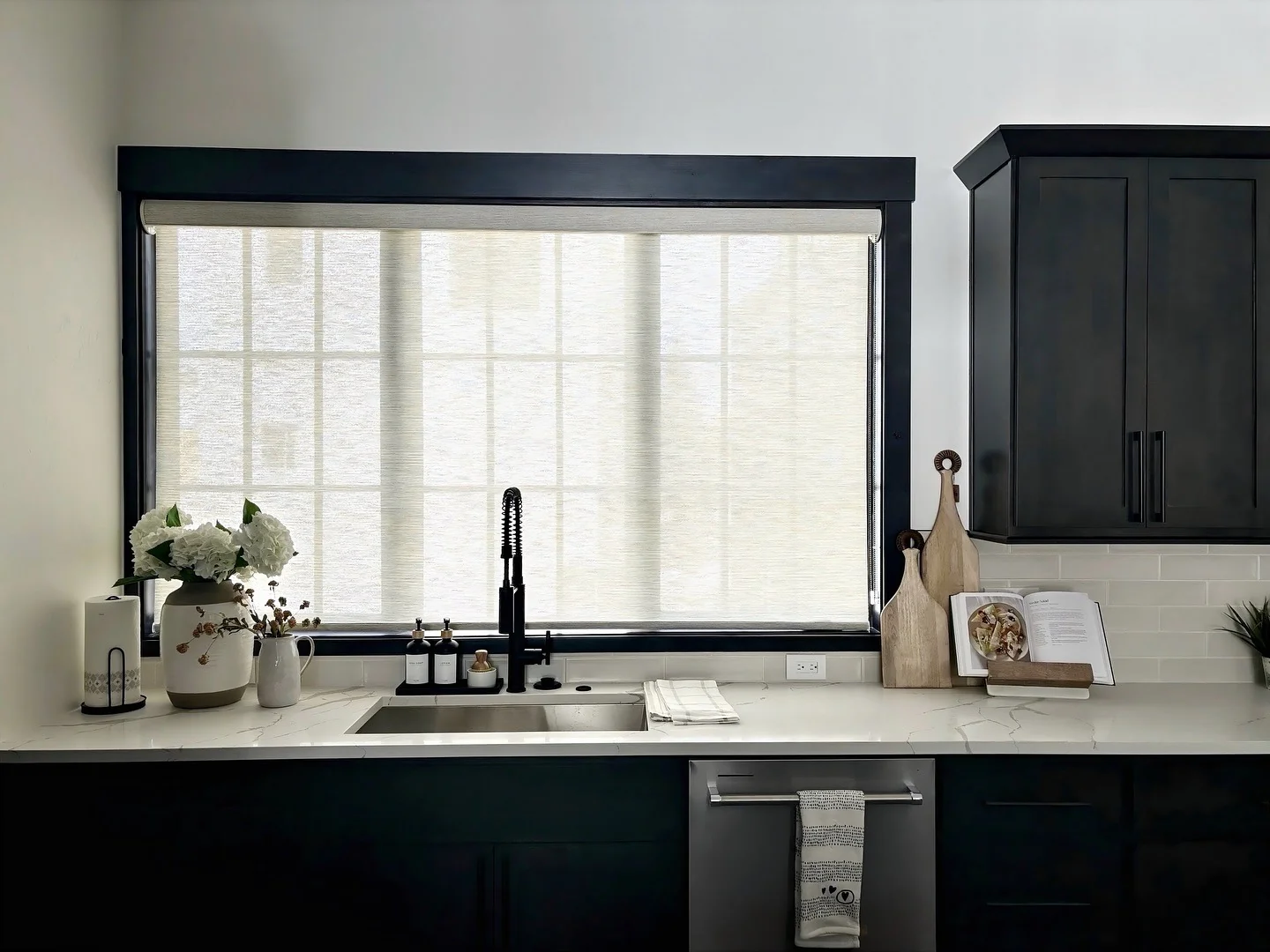 کنتراست مدرن در آشپزخانه با پرده شید رول