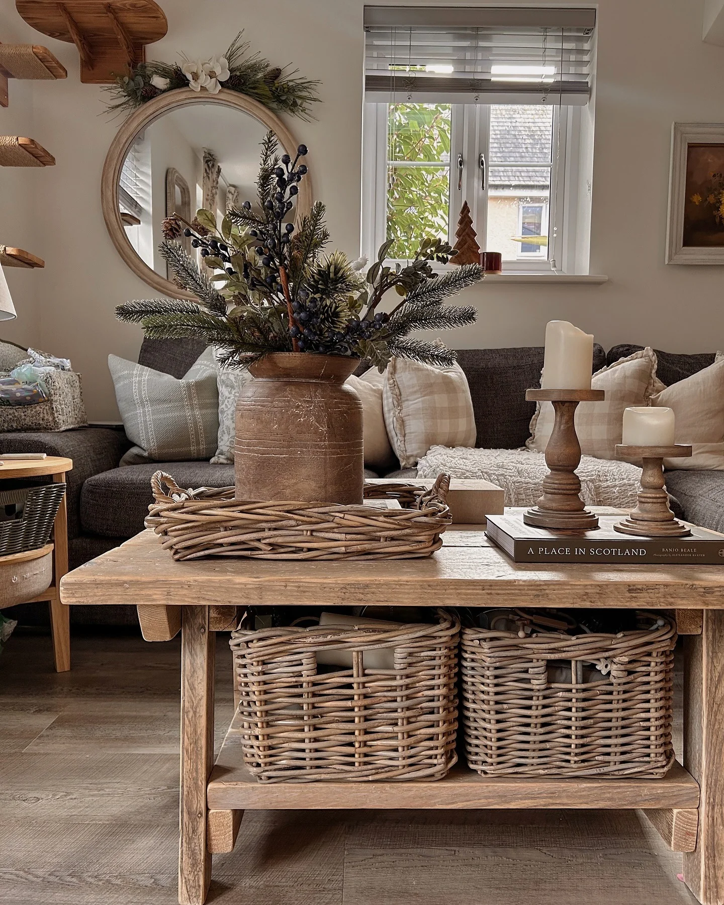 گرمای روستیک با خاکستری زمینی در اتاق نشیمن